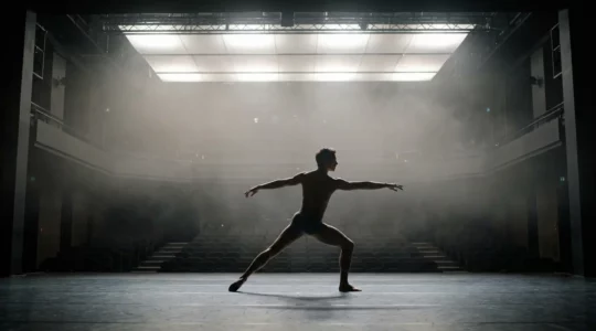 Performeur Compagnie Candela en extension sur scène de théâtre contemporain